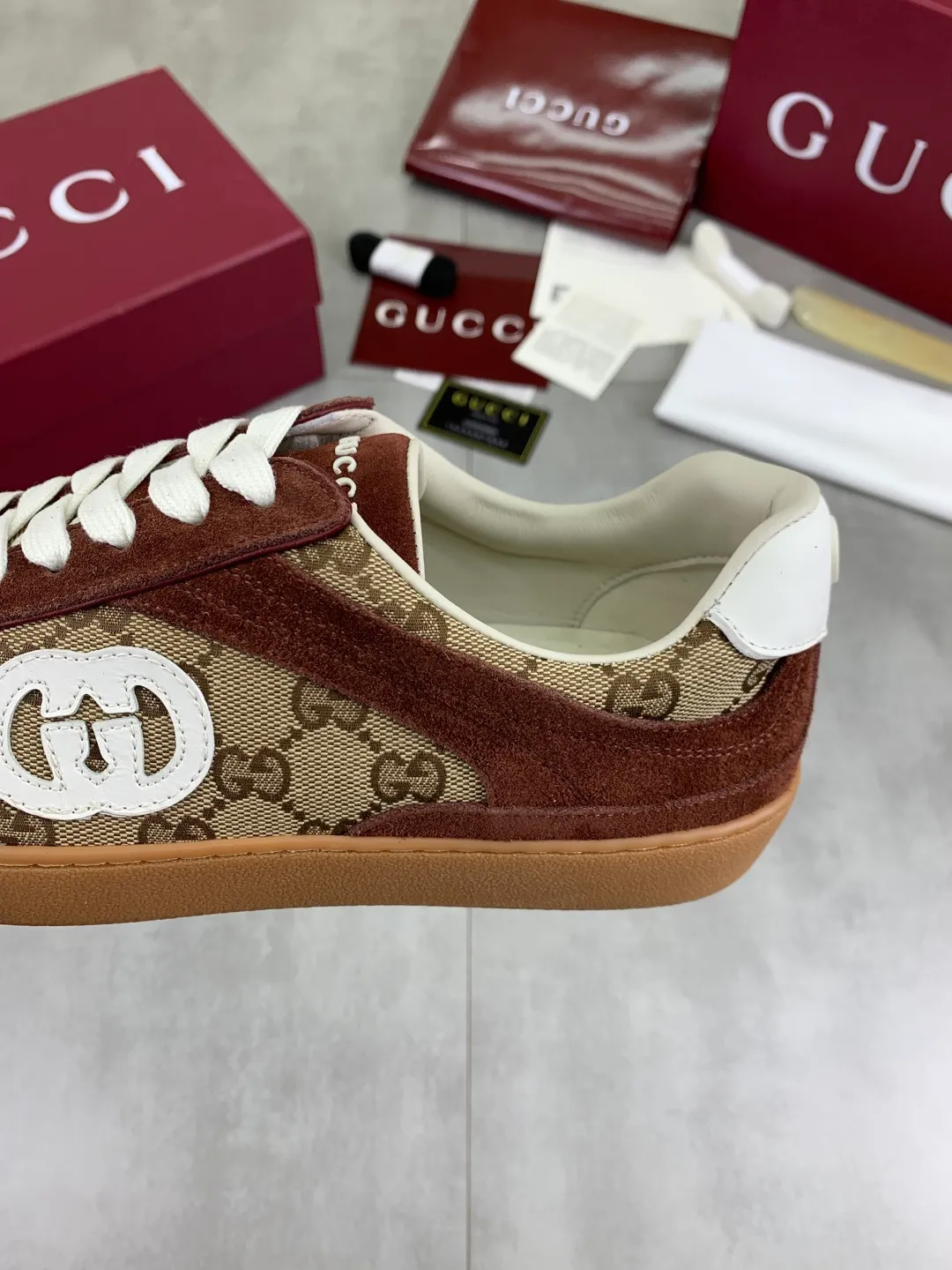 Men's shoes 💰P562 New GUCCI classic design moral training element catwalk model, matching version of top quality moral training shoes for men and women. Epoxy logo process is concave and convex, matching oil edge technology, punched cowhide cloth surface, suede cowhide surface splicing, breathable and not stuffy, the original overlasted shoe model is comfortable on the feet.  Fabric: Matched leather + cloth + mesh Lining: Water-dyed sheepskin Foot: Water-dyed sheepskin Outsole: Original molded TP matching environmentally friendly material Packaging: Top counter full set of packaging Female 35-42 (Female 41.42. Customized) Male 39-46 (46 customized)